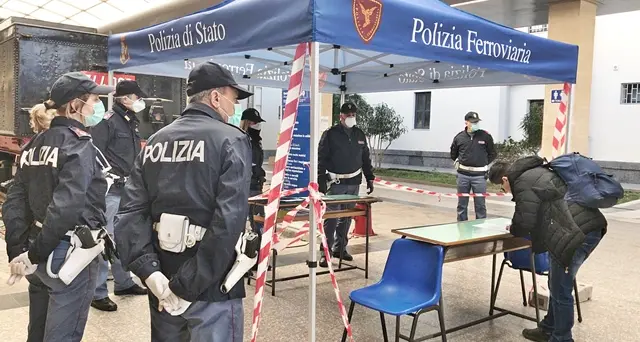 Individuati mentre facevano video e selfie pericolosi sui binari dei treni, 12 minorenni nei guai