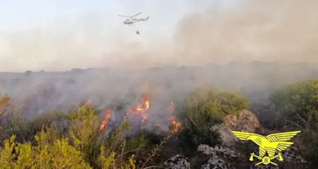 Incendi a Siliqua e Oliena: elicotteri in azione