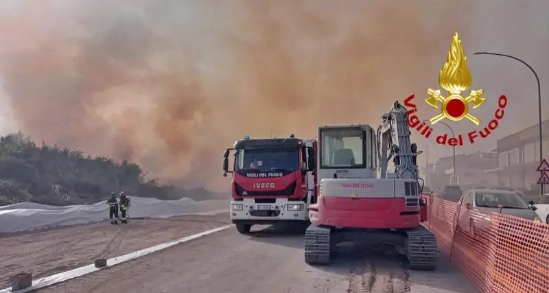 Fiamme a Santa Giusta, sul posto un elicottero