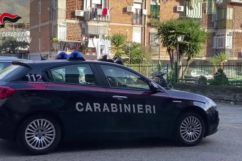 I Carabinieri della Compagnia di Bagnoli nelle prime ore di stamane hanno dato esecuzione ad un\\'ordinanza di custodia cautelare emessa dal G.I.P. presso il Tribunale di Napoli, su richiesta della Direzione Distrettuale Antimafia di Napoli, nei confronti di 10 indagati (6 in carcere e 4 agli arresti domiciliari), gravemente indiziati, a vario titolo, di associazione finalizzata al traffico di sostanze stupefacenti, 19 novembre 2022. L\\'attivit\\u00E0? investigativa, coordinata dalla Direzione Distrettuale Antimafia partenopea e condotta dai Carabinieri del Nucleo Operativo della Compagnia di Napoli Bagnoli, ha documentato l\\'esistenza nel Rione Traiano (quartiere Soccavo) di un\\'associazione dedita allo spaccio di stupefacenti di vario genere (cocaina, marijuana e hashish) attiva anche durante il periodo di lockdown imposto dalla pandemia da Covid -19.\\nANSA/ CARABINIERI\\n+++ ANSA PROVIDES ACCESS TO THIS HANDOUT PHOTO TO BE USED SOLELY TO ILLUSTRATE NEWS REPORTING OR COMMENTARY ON THE FACTS OR EVENTS DEPICTED IN THIS IMAGE; NO ARCHIVING; NO LICENSING +++ (NPK)