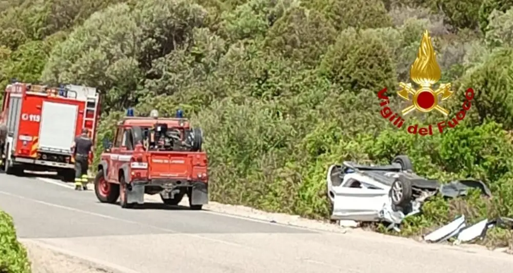 Scontro fra due auto a Pula, una si ribalta