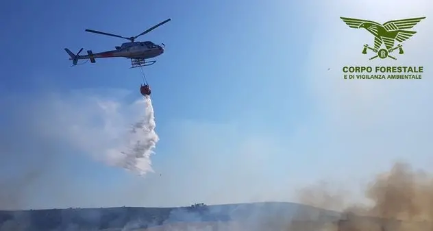 Fiamme a Siamanna, elicottero in azione per domare l'incendio