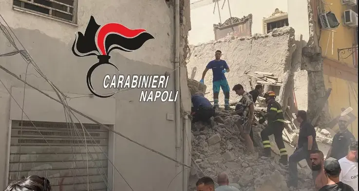 Crolla palazzina a Torre del Greco, estratte vive tre persone