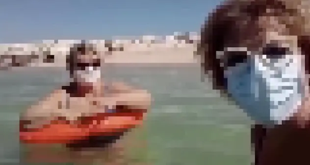 Coronavirus. Due turiste scappano al sud e fanno il bagno in mare: “I pesci non hanno il virus”