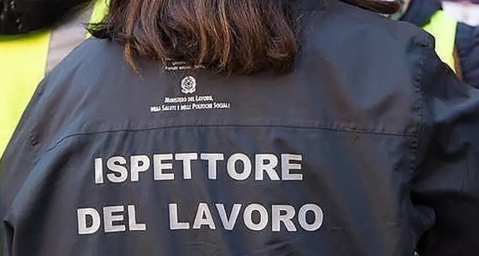 Sei lavoratori in nero in un bar di Carloforte, il titolare nei guai