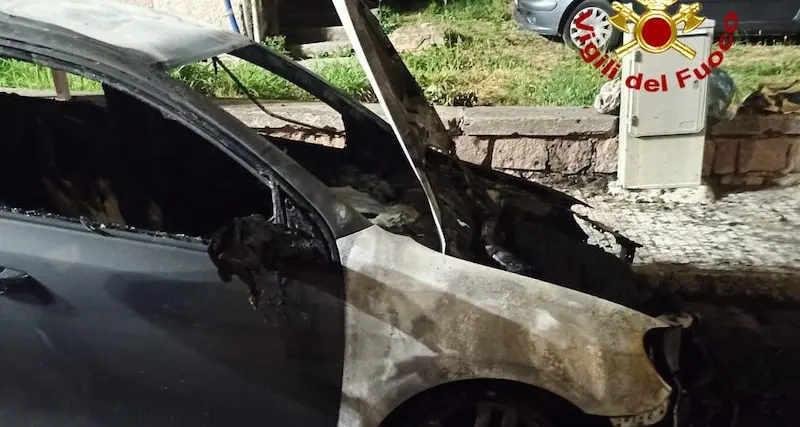 Nuoro. Nella notte incendiata l’auto di un 22enne