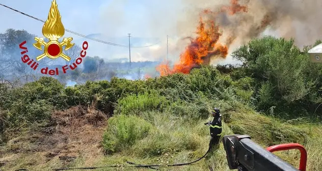 Incendio minaccia le case ad Arzachena, canadair ed elicotteri in azione
