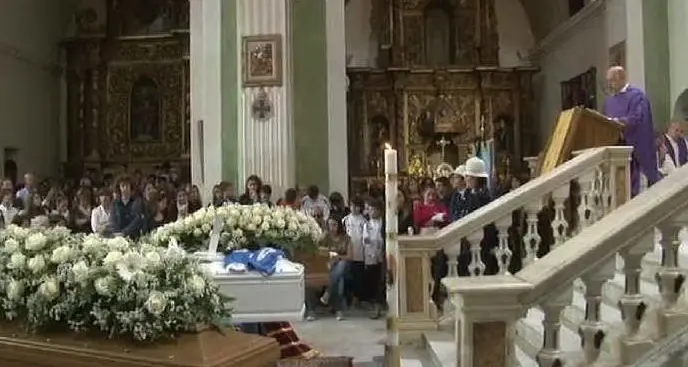 Tempio. L'ultimo saluto alla famiglia Azzena, una folla commossa ai funerali