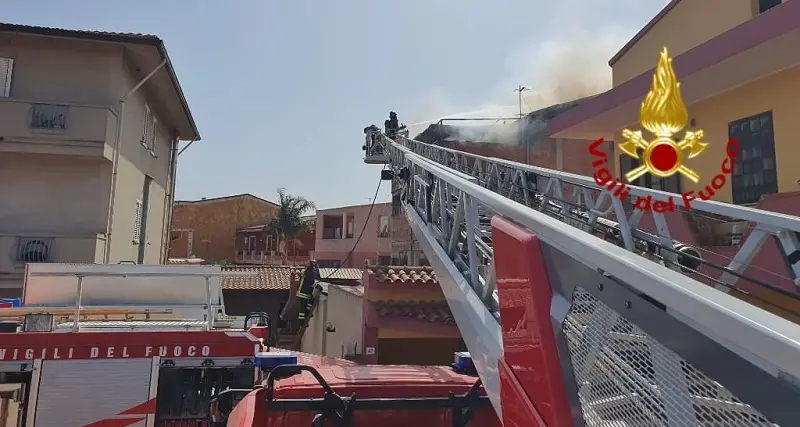 Assemini, incendio in un'abitazione: sul posto i Vigili del fuoco