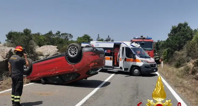 Arzachena. Auto si ribalta e finisce al centro della carreggiata