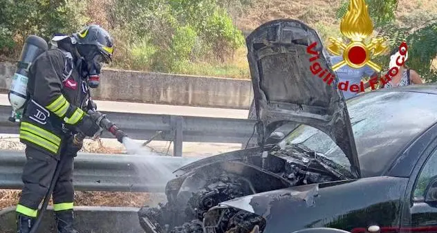 Auto prende fuoco all’ingresso di Nuoro