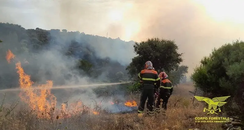 Vasto incendio a Serri: intervengono elicotteri, Canadair e il Superpuma