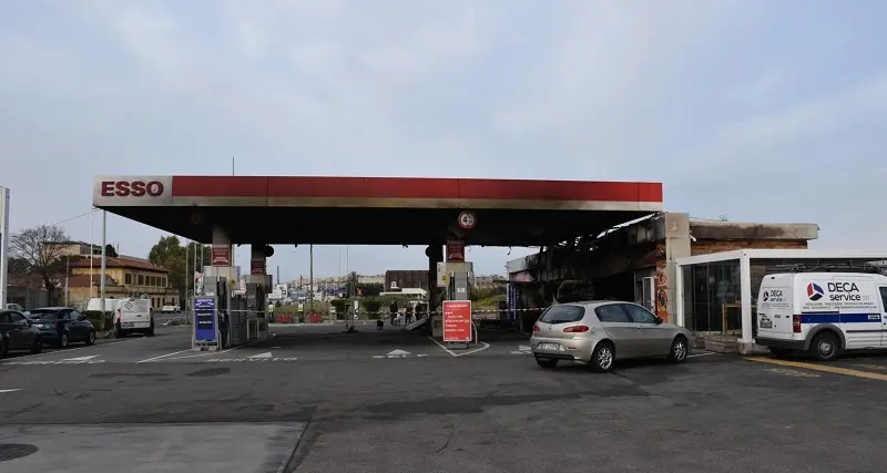 Cagliari: appiccano il fuoco e distruggono un distributore di carburante, cinque arresti