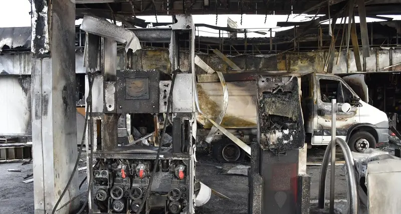 Cagliari: attentato incendiario a un distributore, il movente potrebbe essere la vendetta