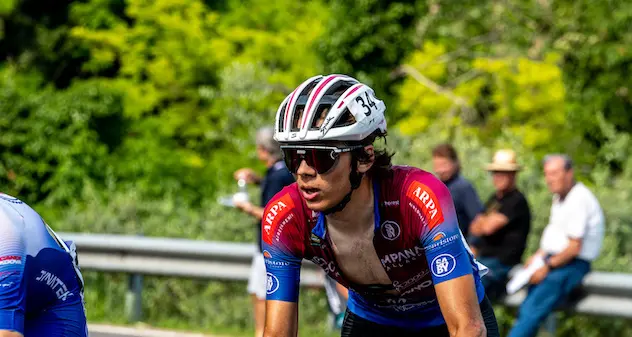 Terribile caduta in discesa, ciclista di 17 anni perde la vita