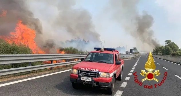 Oristano. Fiamme alte sulla 131, statale chiusa per ore