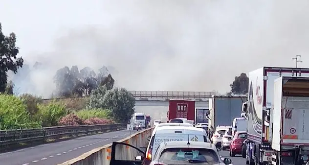 Incendio vicino alle case a Loiri Porto San Paolo, evacuate due famiglie