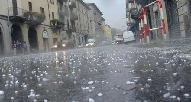 Nuova tempesta nella notte a Milano, bollino rosso per il caldo in 16 città del Centro-Sud