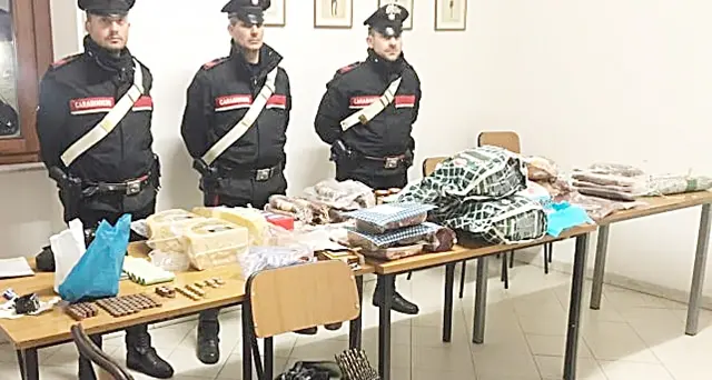 Salumi, prosciutti e generi alimentari dentro il furgoncino, in trappola la banda specializzata nei furti dei market: 4 persone in manette