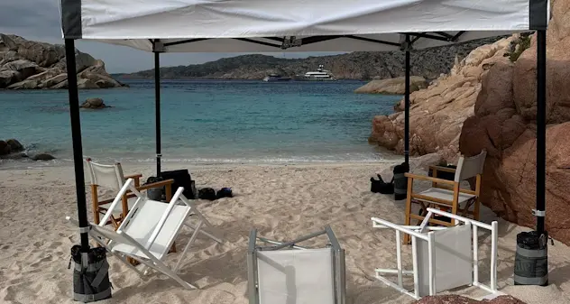 Cala Coticcio, turisti “cafoni” allestiscono gazebo in spiaggia, ma il vento porta via tutto