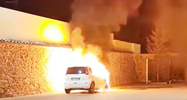 Notte di fuoco in paese, in cenere l’auto di don Giuseppe Pes. Gli abitanti temono: “Non è il primo caso, mettete le macchine al sicuro”. VIDEO