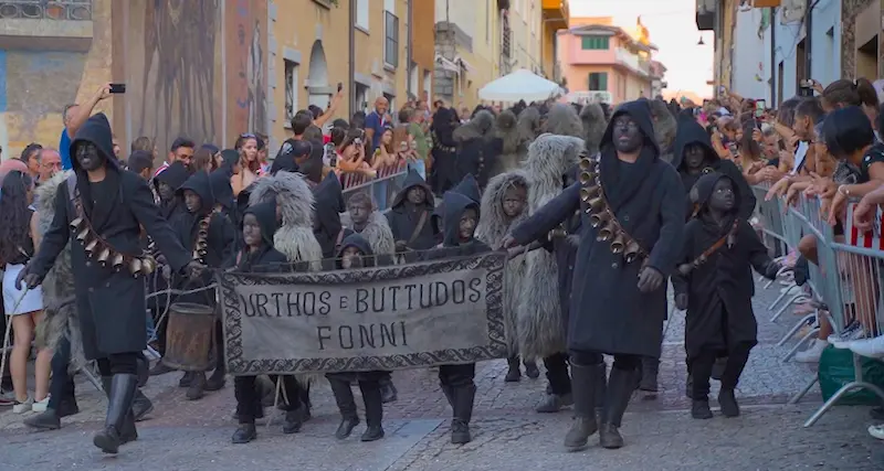 Fonni. È tempo di “Identidades”: sabato 5 agosto la grande sfilata delle maschere tradizionali