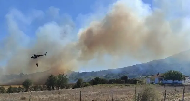 Ancora fuoco in Ogliastra: case lambite dalle fiamme a Girasole