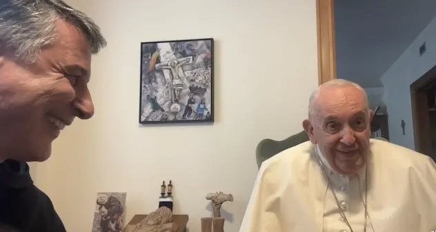 Il Papa a sorpresa in diretta Facebook: “Buonasera brava gente”