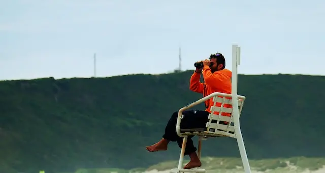 \"Il mare è agitato, uscite dall'acqua\", bagnino picchiato in Campania