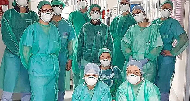 Coronavirus, la foto-simbolo dall’Urologia del Brotzu. Mauro Frongia: “Un abbraccio speciale alle nostre splendide guerriere”