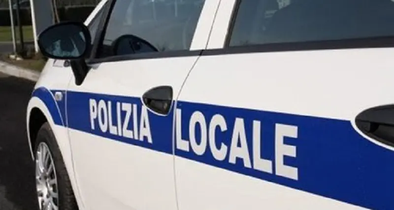 Sassari, si lava in pubblico e urla \"Allah akbar\" contro i passanti: paura in piazza d’Italia