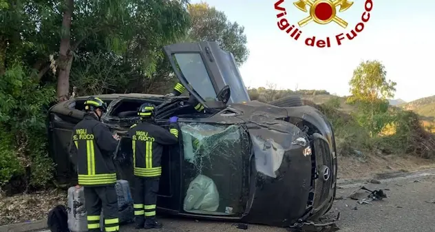 Auto si ribalta sulla Ss 131 in direzione Olbia: quattro feriti