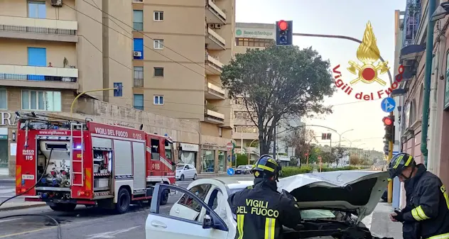 Cagliari, auto contro furgone: un ferito grave e tubazione del gas danneggiata