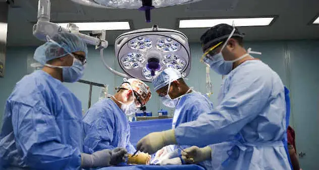 Coronavirus. È positivo ma tace i sintomi per potersi rifare il naso: contagiata un’intera equipe medica
