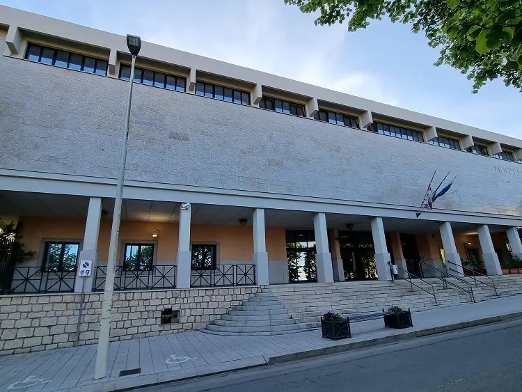 Lutto del presidente del collegio: slitta la sentenza nel processo a Ciro Grillo e amici