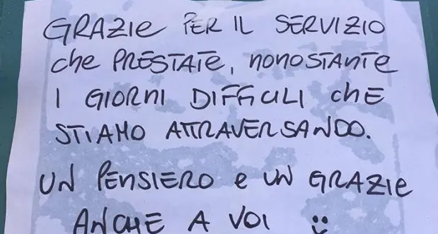 Coronavirus. “Grazie per il servizio che prestate nonostante i giorni difficili”: a Su Canale un messaggio di solidarietà su un mastello