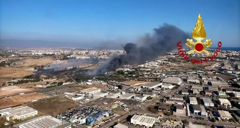 Fiamme nella città metropolitana di Cagliari: Vigili del fuoco in azione su diversi focolai