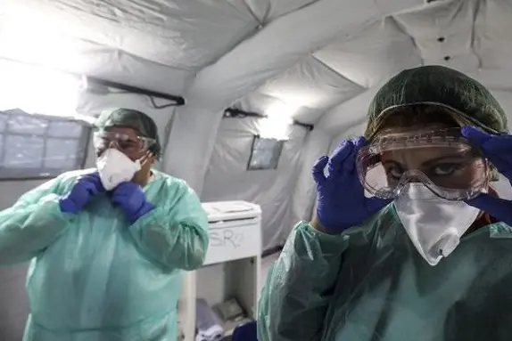 CORONA VIRUS  \\n\\n\\n\\nCORONAVIRUS\\n\\n\\n\\nOSPEDALE \\n\\nTENDA MEDICA PRE TRIAGE PMA PRESIDIO MEDICO AVANZATO \\n\\n\\n\\nMEDICI MEDICO PRONTO SOCCORSO EMERGENZA TERRITORIALE TERMOMETRO TEMPERATURA MASCHERINA MASCHERINE GUANTI PROTEZIONE MISURAZIONE FEBBRE\\n\\n\\n\\nPAZIENTE PRIMO CONTROLLO VISITA SCREENING DIAGNOSI\\n\\n\\n\\nABBIGLIAMENTO SANITARIO MONOUSO\\n\\n\\n\\nCHIRURGICO\\n\\n\\n\\nSTERILE\\n\\n\\n\\nCAMICE\\n\\n\\n\\nCOVID19 COVID 19\\n\\n\\n\\nMASCHERINA SANITARIA ANTI CONTAGIO ANTICONTAGIO ANTIVIRUS STERILE MASCHERINE SANITARIE STERILI SANITARIA STERILE\\n\\n\\n\\nPOLICLINICO UNIVERSITARIO TOR VERGATA\\n\\n\\n\\nTENSOSTRUTTURA PROTEZIONE CIVILE EMERGENZA  ALLARME\\n\\nPTV - EMERGENZA CORONAVIRUS - fotografo: LANNUTTI IMAGOECONOMICA