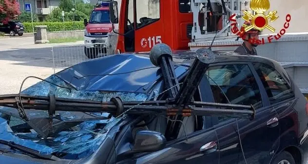 Il forte vento butta giù la croce dal campanile: finisce sull’auto del parroco