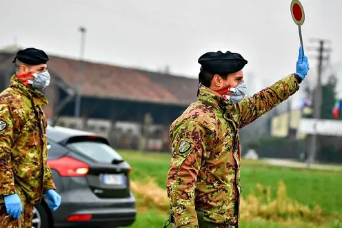 Foto Claudio Furlan - LaPresse \\r\\n25 Febbraio 2020 Turano Lodigiano (Italia) \\r\\nCronaca\\r\\nEmergenza Coronavirus , a presidiare la zona rossa del Lodigiano coinvolti anche i militari dell\\u2019 Esercito\\r\\nNella foto: il blocco stradale di Turano LodigianoPhoto Claudio Furlan - LaPresseFebruary 25, 2020 Turano Lodigiano (Italy)NewsCoronavirus emergency, Italian Armed Forces check the red area of \\u200B\\u200BLodigianoIn the photo: the road block in Turano Lodigiano