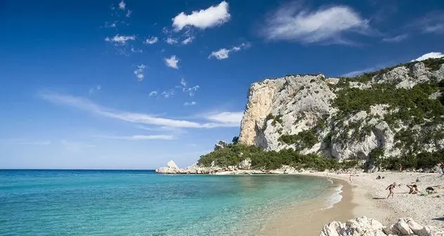 La decisione del Prefetto: massimo 500 persone sulla spiaggia di Cala Luna