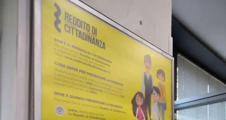 Reddito di cittadinanza, mozione M5S: \"Ripristinarlo per 169mila famiglie\"