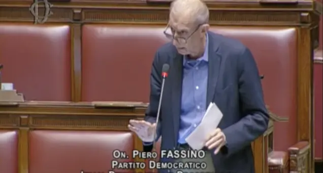 Fassino in Aula con la busta paga dei politici: “4700 euro non è uno stipendio d’oro”