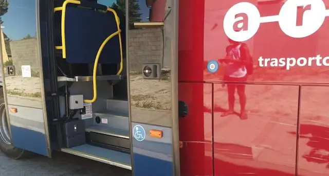 In autobus a Sestu con la carrozzina: “Ci fanno sentire inferiori”. Il racconto