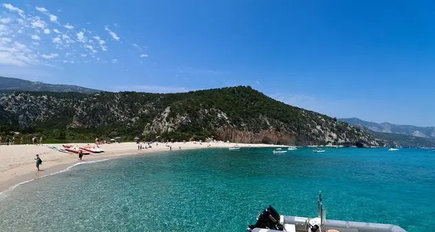 Numero chiuso nella spiaggia di Cala Luna, esultano gli ambientalisti