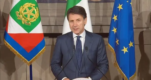 Conte: \"Blocco totale e stop scuole continueranno\"
