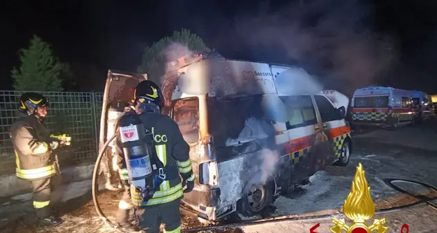 Ambulanza va a fuoco nella notte: paura a Sassari