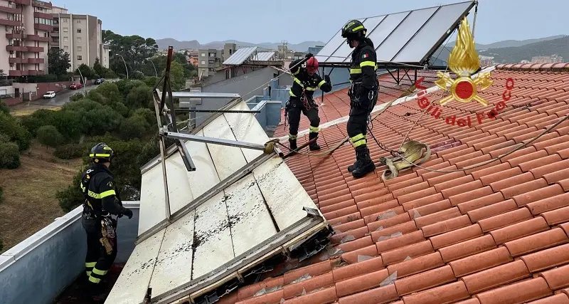 Pannelli fotovoltaici pericolanti a causa del vento, intervento dei Vigili del fuoco a Iglesias