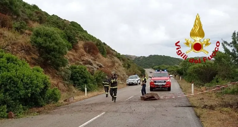 Frana sulla SP 49 a Bosa: massi sulla carreggiata, intervengono i Vigili del fuoco