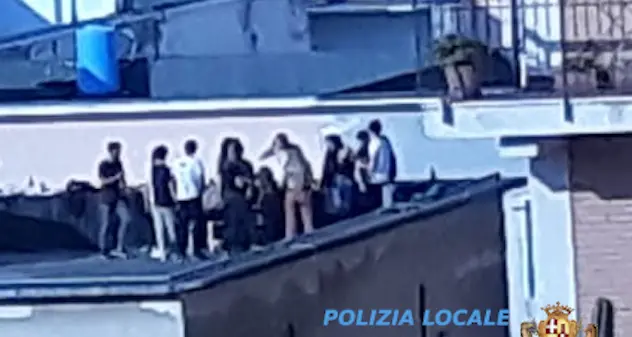 Coronavirus. Festeggiano compleanno sulla terrazza: denunciati 16 studenti Erasmus